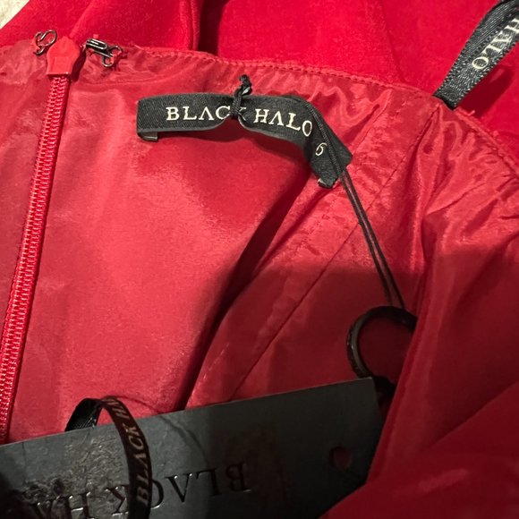 Black Halo Jumpsuit Size 6 Red Strapless Tapered Leg Pockets Evening or Workwear - Picture 11 of 12